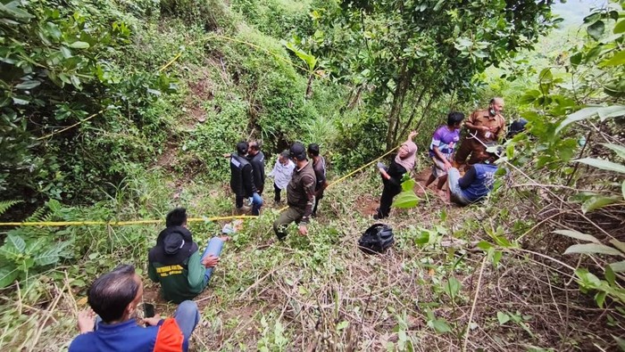 Evakuasi kerangka manusia di Kelurahan Gesing, Kismantoro, Wonogiri, Senin (1/12/2025).