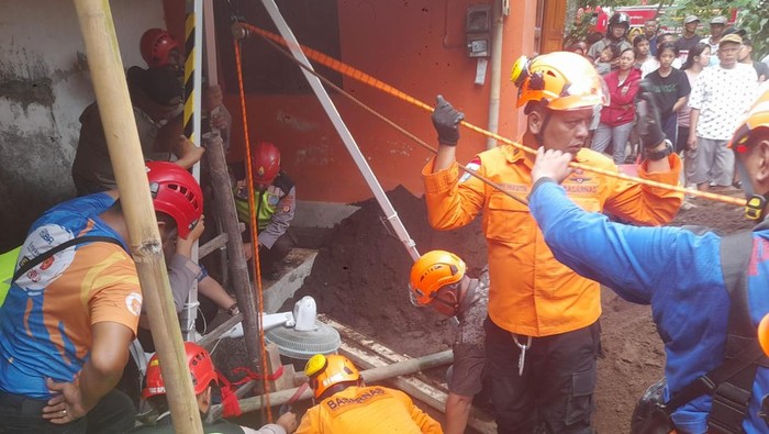 Proses evakuasi pekerja tewas tertimbun galian septic tank di Sleman, Senin (1/12/2025).