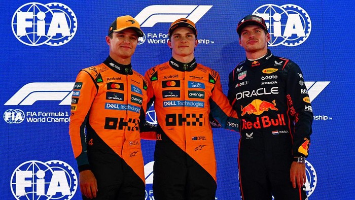 LUSAIL CITY, QATAR - NOVEMBER 29: Pole position qualifier Oscar Piastri of Australia and McLaren Second placed qualifier Lando Norris of Great Britain and McLaren and Third placed qualifier Max Verstappen of the Netherlands and Oracle Red Bull Racing during qualifying ahead of the F1 Grand Prix of Qatar at Lusail International Circuit on November 29, 2025 in Lusail City, Qatar. (Photo by Mark Sutton - Formula 1/Formula 1 via Getty Images)