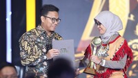 Wakil Pemimpin Redaksi Ardhi Suryadhi menyerahkan Detikcom Awards 2025 kepada Direktur Utama BAKTI Komdigi Fadhilah Mathar  di Hotel Westin, Jakarta, Selasa (25/11/2025).