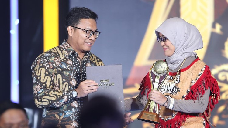 Wakil Pemimpin Redaksi Ardhi Suryadhi menyerahkan Detikcom Awards 2025 kepada Direktur Utama BAKTI Komdigi Fadhilah Mathar  di Hotel Westin, Jakarta, Selasa (25/11/2025).