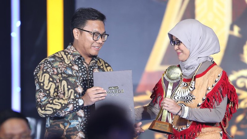 Wakil Pemimpin Redaksi Ardhi Suryadhi menyerahkan Detikcom Awards 2025 kepada Direktur Utama BAKTI Komdigi Fadhilah Mathar  di Hotel Westin, Jakarta, Selasa (25/11/2025).