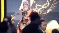 Wakil Pemimpin Redaksi Ardhi Suryadhi menyerahkan Detikcom Awards 2025 kepada Direktur Utama BAKTI Komdigi Fadhilah Mathar  di Hotel Westin, Jakarta, Selasa (25/11/2025).
