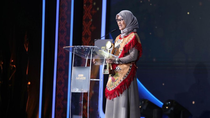 Wakil Pemimpin Redaksi Ardhi Suryadhi menyerahkan Detikcom Awards 2025 kepada Direktur Utama BAKTI Komdigi Fadhilah Mathar  di Hotel Westin, Jakarta, Selasa (25/11/2025).