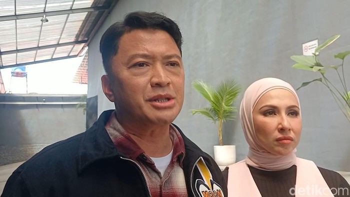 Ferry Maryadi dan Deswita Maharani di kawasan Mampang, Jakarta Selatan, Senin (1/12/2025).