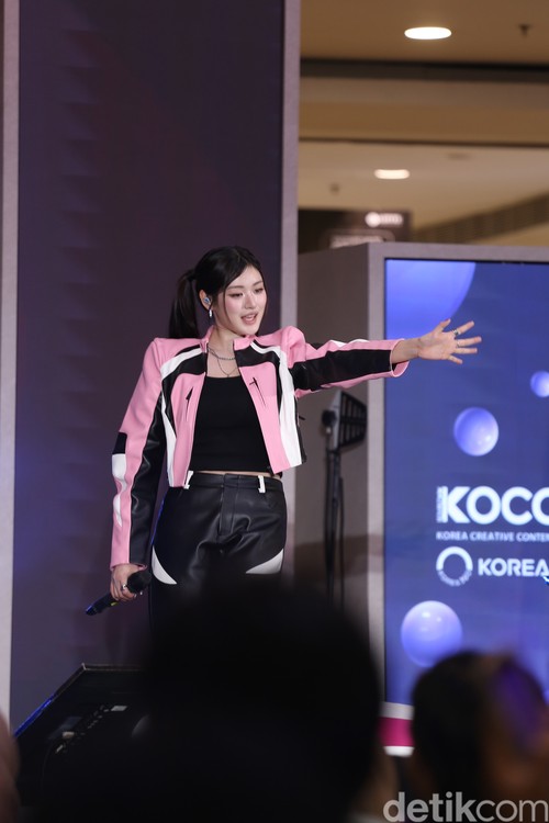 Athena FIFTY FIFTY saat manggung di acara KOREA 360 3rd Anniversary 3Nergy: Rising Together pada Sabtu (29/11/2025) di Lotte Mall, Jakarta Selatan.