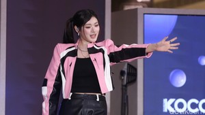 Athena melambaikan tangan ke fans yang gak berhenti berteriak.