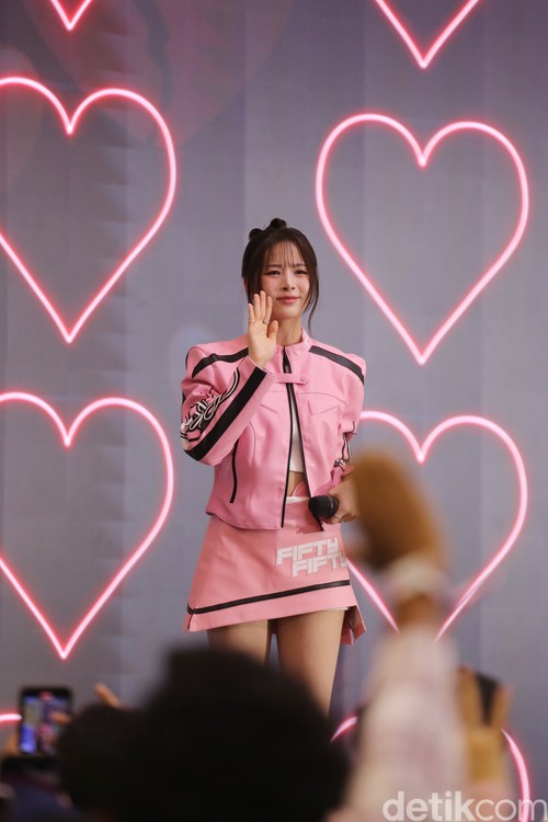 Hana FIFTY FIFTY saat manggung di acara KOREA 360 3rd Anniversary 3Nergy: Rising Together pada Sabtu (29/11/2025) di Lotte Mall, Jakarta Selatan.
