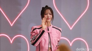 Ekspresi Hana pas lihat TWENY di kursi penonton.