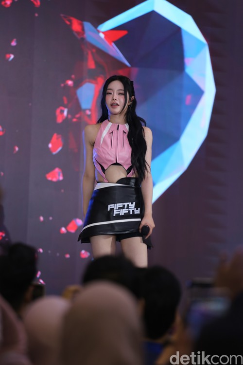 Keena FIFTY FIFTY saat manggung di acara KOREA 360 3rd Anniversary 3Nergy: Rising Together pada Sabtu (29/11/2025) di Lotte Mall, Jakarta Selatan.