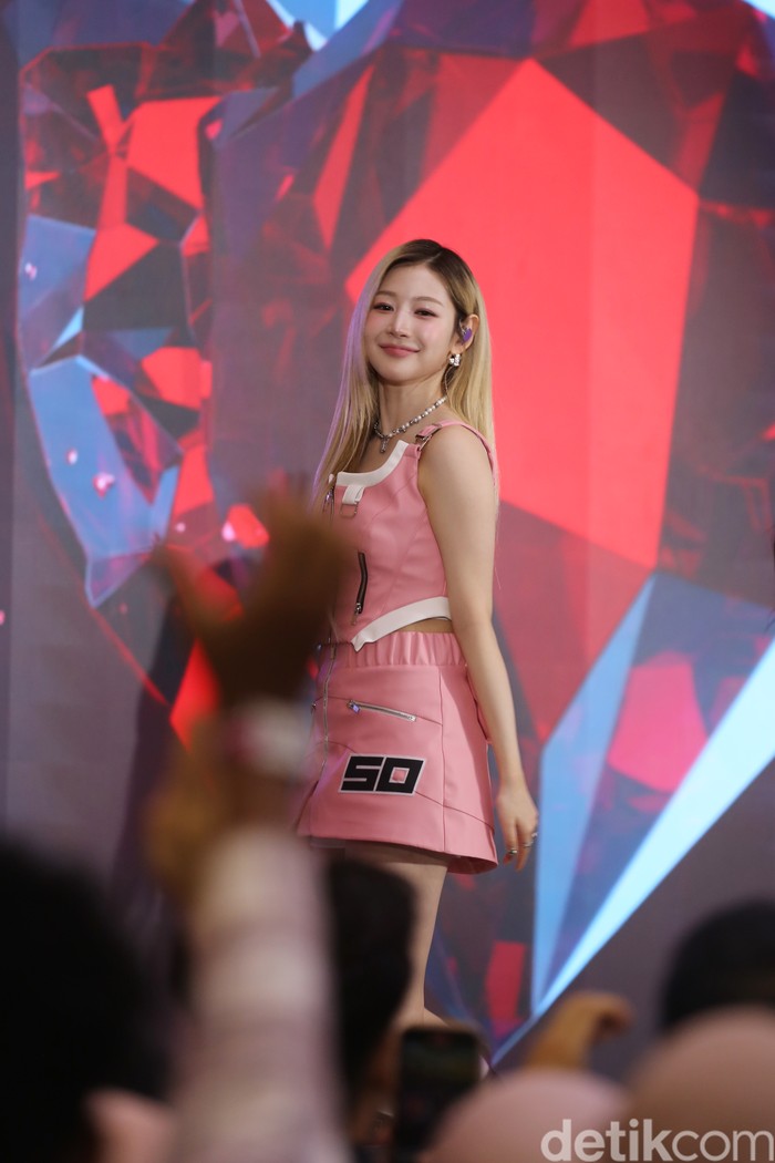 Yewon FIFTY FIFTY saat manggung di acara KOREA 360 3rd Anniversary 3Nergy: Rising Together pada Sabtu (29/11/2025) di Lotte Mall, Jakarta Selatan.