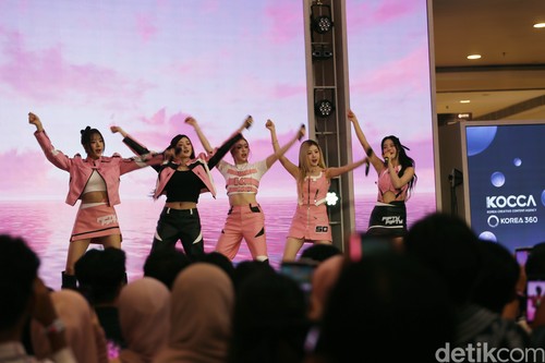 FIFTY FIFTY saat manggung di acara KOREA 360 3rd Anniversary 3Nergy: Rising Together pada Sabtu (29/11/2025) di Lotte Mall, Jakarta Selatan.