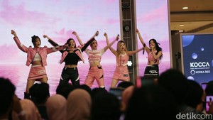 Aksi FIFTY FIFTY di atas panggung perayaan ultah ke-3 KOREA 360.