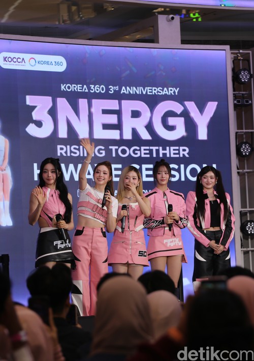 FIFTY FIFTY saat manggung di acara KOREA 360 3rd Anniversary 3Nergy: Rising Together pada Sabtu (29/11/2025) di Lotte Mall, Jakarta Selatan.
