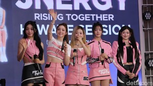 FIFTY FIFTY saat manggung di acara KOREA 360 3rd Anniversary 3Nergy: Rising Together pada Sabtu (29/11/2025) di Lotte Mall, Jakarta Selatan.