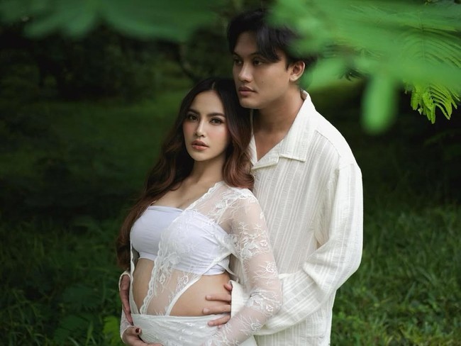 Gaya Artis Umumkan Kehamilan