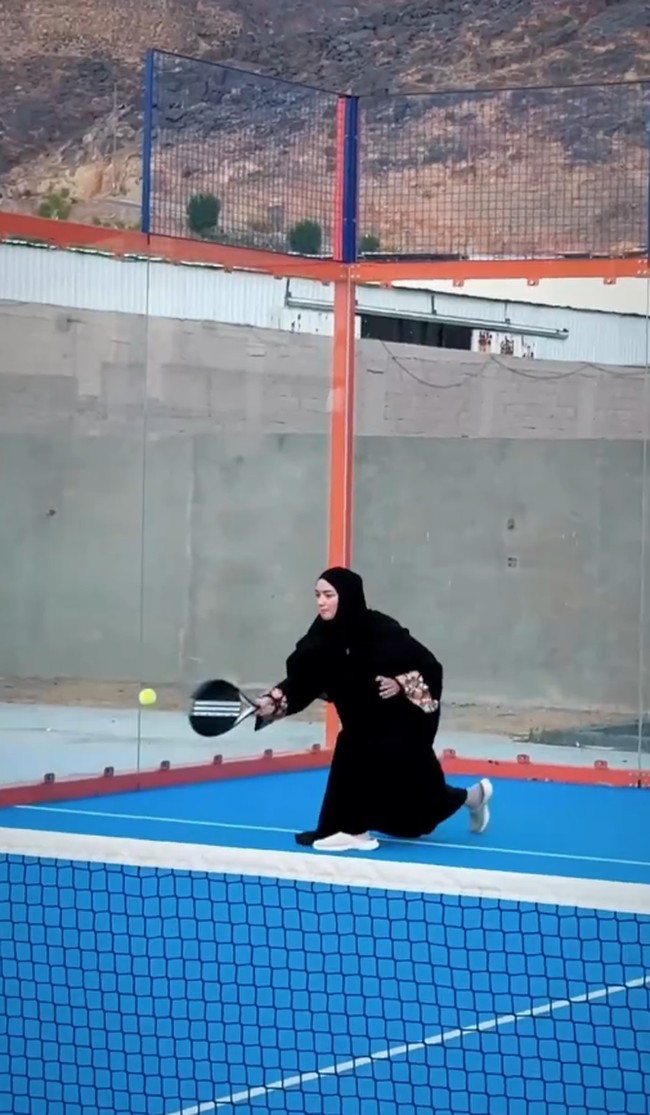 Citra Kirana main padel memakai abaya dan khimar hitam di Jabal Uhud, Madinah. Penampilannya sontak menuai pujian warganet.