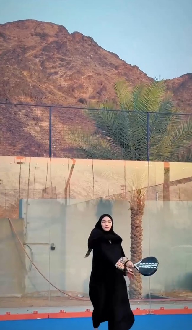 Citra Kirana main padel memakai abaya dan khimar hitam di Jabal Uhud, Madinah. Penampilannya sontak menuai pujian warganet.
