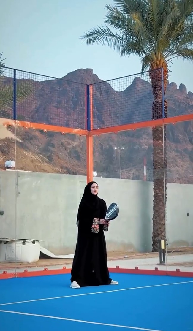 Citra Kirana main padel memakai abaya dan khimar hitam di Jabal Uhud, Madinah. Penampilannya sontak menuai pujian warganet.