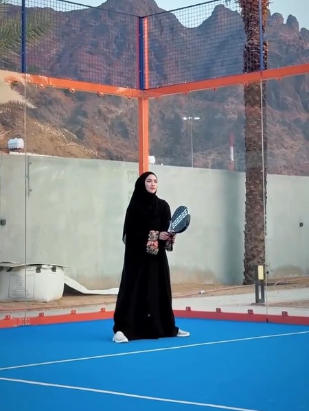 Tak Biasa! 7 Gaya Citra Kirana Pakai Abaya & Hijab Syari Saat Padel di Madinah