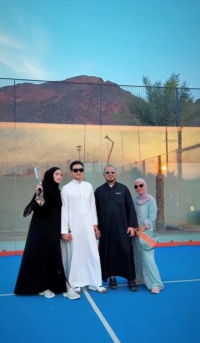 Citra Kirana main padel memakai abaya dan khimar hitam di Jabal Uhud, Madinah. Penampilannya sontak menuai pujian warganet.