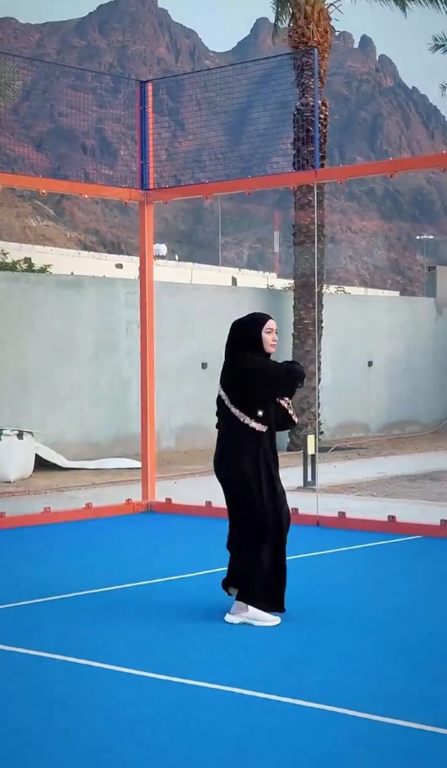 Citra Kirana main padel memakai abaya dan khimar hitam di Jabal Uhud, Madinah. Penampilannya sontak menuai pujian warganet.