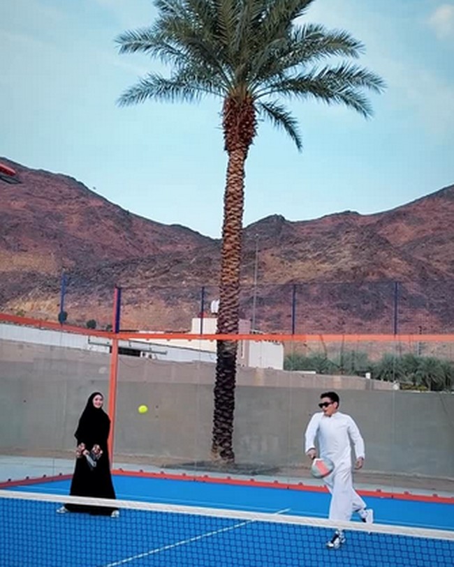 Citra Kirana main padel memakai abaya dan khimar hitam di Jabal Uhud, Madinah. Penampilannya sontak menuai pujian warganet.