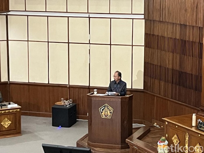 Gubernur Bali I Wayan Koster membahas Raperda Alih Fungsi Lahan di Bali