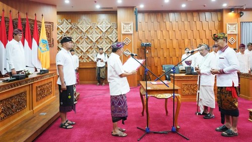 Gubernur Bali, Wayan Koster, melantik Ida Bagus Wesnawa Punia sebagai Kadisdikpora Bali di rumah jabatannya, Jaya Sabha, Denpasar, Senin (1/12/2025). (Foto: Dok. Pemprov Bali)