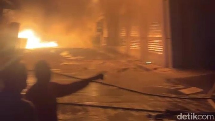 Mobil pemadam kebakaran sedang proses pemadaman di Pabrik Kelinci Margorejo, Pati, Senin (1/12/2025).