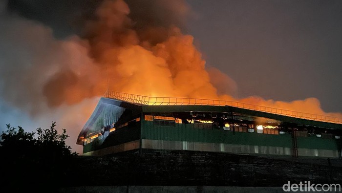 Gudang pabrik Dua Kelinci di Pati terbakar, Senin (1/12/2025).