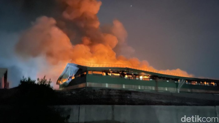 Gudang pabrik Dua Kelinci di Pati terbakar, Senin (1/12/2025).