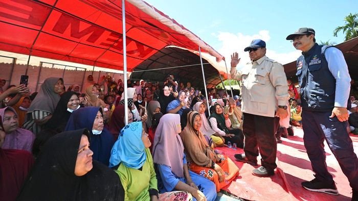 Gus Ipul Dampingi Presiden Prabowo Tinjau Posko Pengungsi Banjir di Aceh