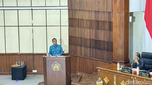 I Ketut Mandia membacakan Pandangan Umum Fraksi Gerindra-PSI dalam Rapat Paripurna ke-15 DPRD Bali, (1/12/2025).
