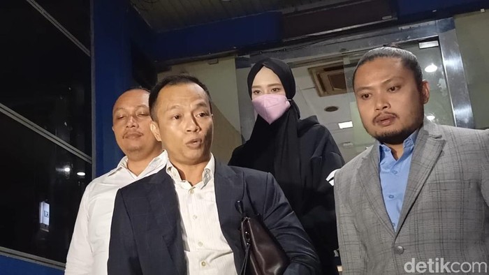 Inara Rusli laporkan Insanul Fahmi di Polda Metro Jaya, Senin (1/12/2025).