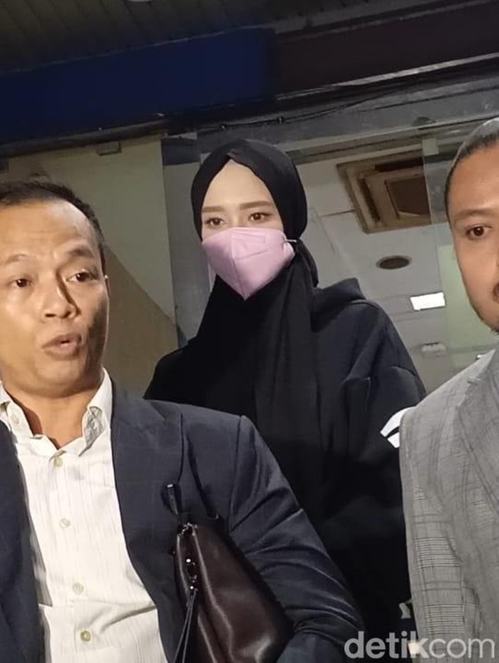 Inara Rusli laporkan Insanul Fahmi di Polda Metro Jaya, Senin (1/12/2025).