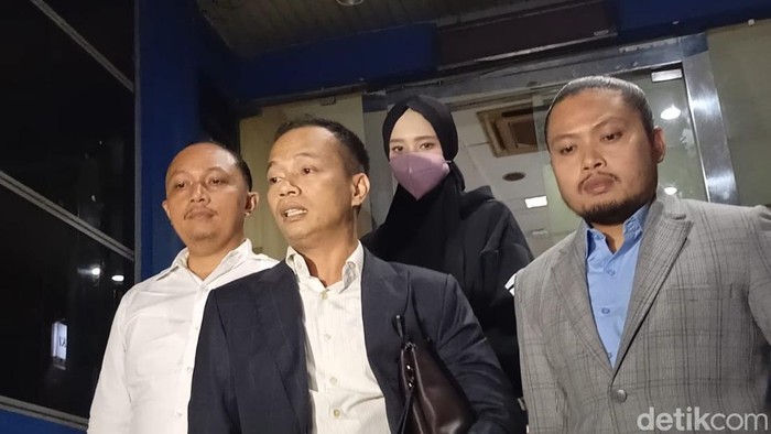 Inara Rusli laporkan Insanul Fahmi di Polda Metro Jaya, Senin (1/12/2025).