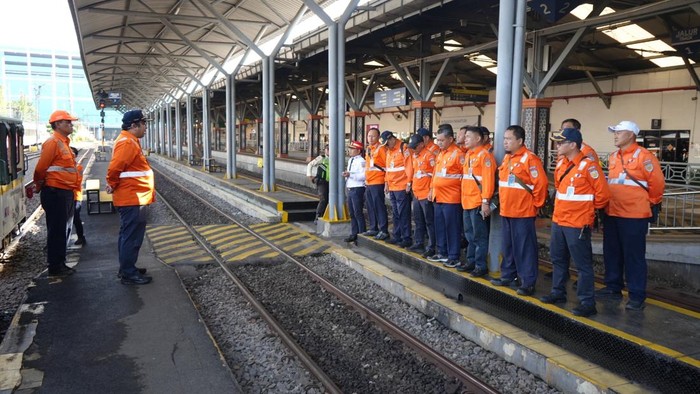 Inspeksi lintas KAI Daop 8 Surabaya.
