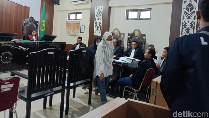 Istri Brigadir Nurhadi, Elma Agustina, dihadirkan menjadi saksi kasus pembunuhan terhadap suaminya di ruang sidang PN Mataram, Senin (1/12/2025).