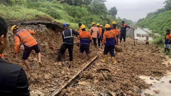 Jalur kereta api di Sumatera terdampak banjir dan longsor.