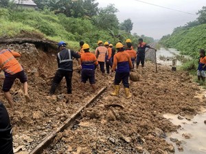 Jalur Kereta Api di Sumatera Tertimbun Longsor, Terendam Banjir