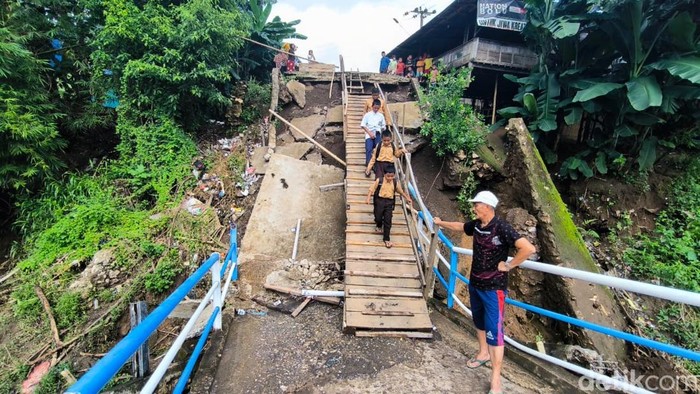 Jembatan di Desa Bonto Tallasa, Kecamatan Simbang, Kabupaten Maros, masih kerap dilalui warga meski rusak parah.
