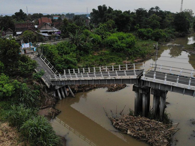 Jembatan di Nganjuk Roboh Diterjang Arus Deras, Akses Antar Desa Terputus