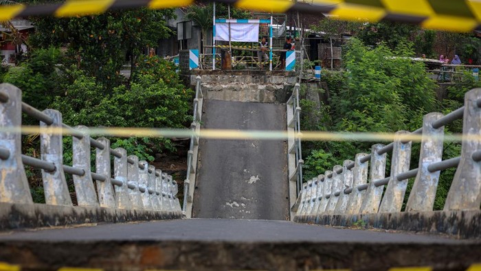 Foto udara kondisi jembatan yang roboh di Kedungdowo, Nganjuk, Jawa Timur, Senin (1/12/2025). Jembatan sepanjang sekitar 60 meter yang dibangun pada tahun 2009 dan menjadi akes utama antar desa itu roboh diduga karena tergerus derasnya aliran sungai. ANTARA FOTO/Muhammad Mada/bar