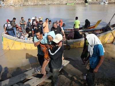Jembatan Putus, Warga Aceh Terpaksa Menyeberang Sungai Pakai Perahu