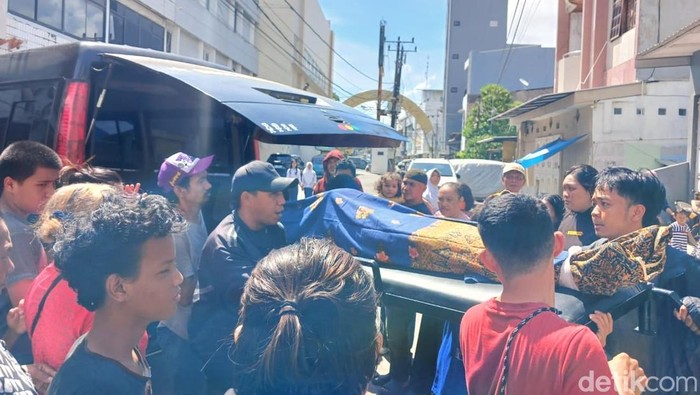 Jenazah adik korban pembunuhan kakak kandung di Makassar tiba di rumah duka.