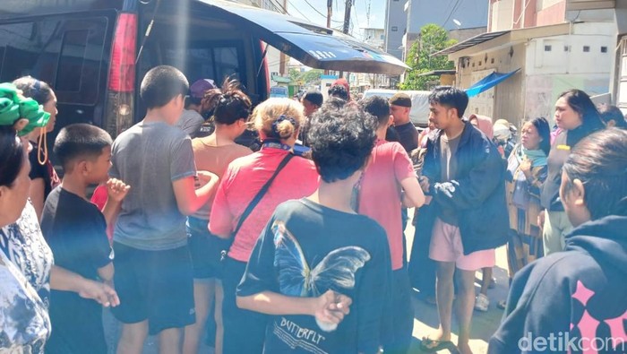 Jenazah adik korban pembunuhan kakak kandung di Makassar tiba di rumah duka.