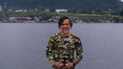 Jeremy Thomas Jogging di Danau Toba, Pemandangannya Juara!