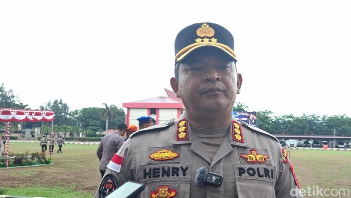 Kabid Humas Polda NTT Kombes Henry Novika Chandra ketika diwawancara di Mapolda NTT, Senin (17/11/2025).