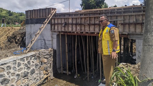 Kadis PUPR NTB, Sadimin, mengecek proyek pembangunan jembatan di Desa Mekarsari, Lombok Tengah, Senin (1/12/2025). (Foto: Ahmad Viqi/detikBali)